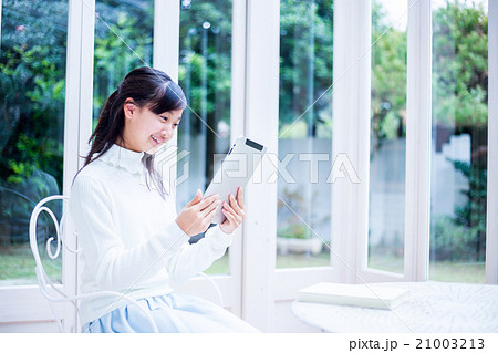タブレットPCを使っている女の子 女性 中学生 ハウススタジオ 家 タブレット端末 タブレットPCを使っている女の子 女性 中学生 ハウススタジオ 家 タブレット端末 21003213