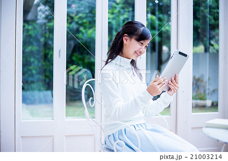 タブレットPCを使っている女の子 女性 中学生 ハウススタジオ 家 タブレット端末 タブレットPCを使っている女の子 女性 中学生 ハウススタジオ 家 タブレット端末 21003214
