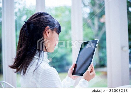 タブレットPCを使っている女の子 女性 中学生 ハウススタジオ 家 タブレット端末 タブレットPCを使っている女の子 女性 中学生 ハウススタジオ 家 タブレット端末 21003218