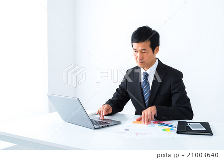デスクワークをするサラリーマン　男性会社員　ビジネスイメージ　オフィス　幹部社員 21003640