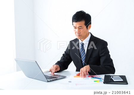 デスクワークをするサラリーマン 男性会社員 ビジネスイメージ オフィス 幹部社員 デスクワークをするサラリーマン 男性会社員 ビジネスイメージ オフィス 幹部社員 21003641