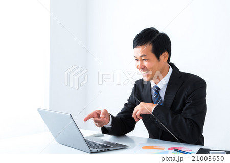 デスクワークをするサラリーマン　男性会社員　ビジネスイメージ　オフィス　幹部社員 21003650