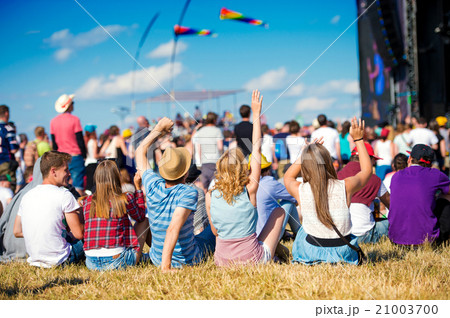 Teenagers, summer music festival, sitting in front Teenagers, summer music festival, sitting in front 21003700