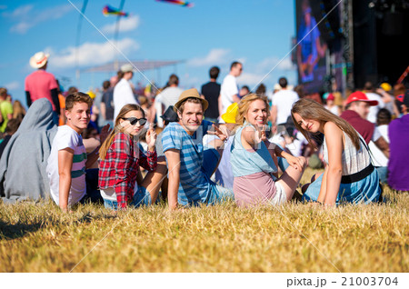 Teenagers, summer music festival, sitting in front Teenagers, summer music festival, sitting in front 21003704