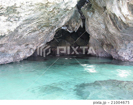 海の洞窟入り口の写真素材