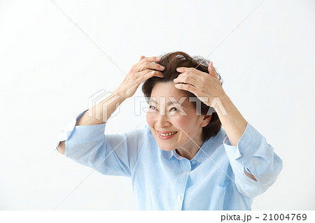 女性・ヘアスタイル・髪・白髪染め 21004769