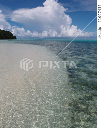 パラオ・カープ島の砂浜と青い海と青空と白い雲と島 パラオ・カープ島の砂浜と青い海と青空と白い雲と島 21007455