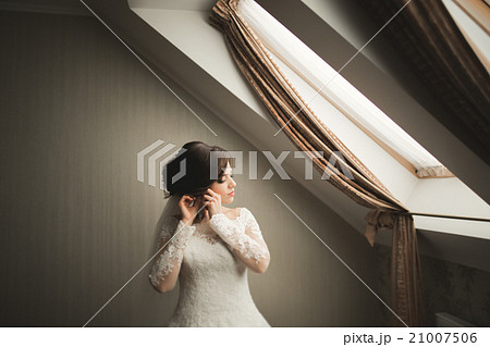 Luxury bride in white dress posing while preparing Luxury bride in white dress posing while preparing 21007506