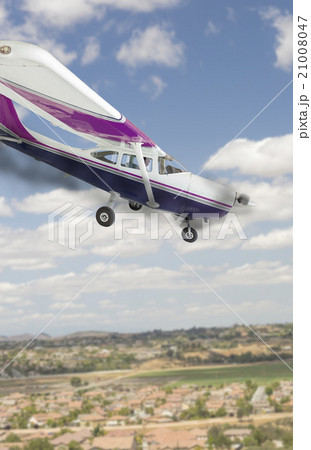 Cessna 172 With Smoke Coming From The Engine Heading Down 21008047