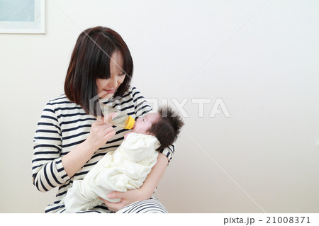 ミルクを飲む生後1か月の赤ちゃん 21008371