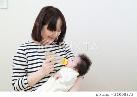ミルクを飲む生後1か月の赤ちゃん ミルクを飲む生後1か月の赤ちゃん 21008372