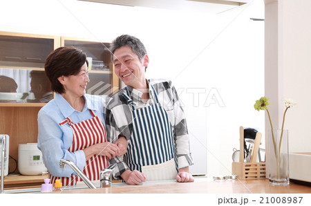 仲良くキッチンに立つ50代夫婦 仲良くキッチンに立つ50代夫婦 21008987
