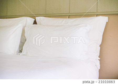 Pillow on bed 21010863