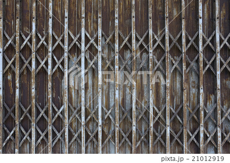 rusty old iron door of abandoned house and deteriorate. 21012919