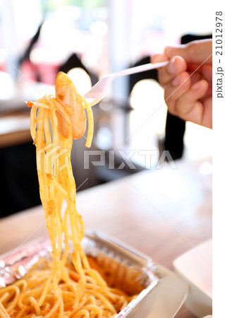 The spaghetti for lunch in a restaurant. 21012978