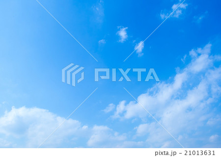 空　雲　青い空　白い雲　合成用背景素材　写真素材　コピースペース　文字入れスペース 21013631
