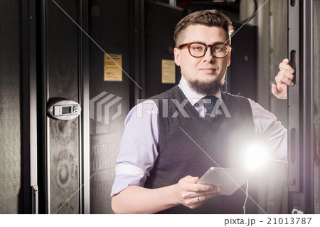 Young engineer in a datacenter 21013787