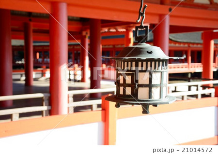 厳島神社の回廊と釣灯籠 21014572