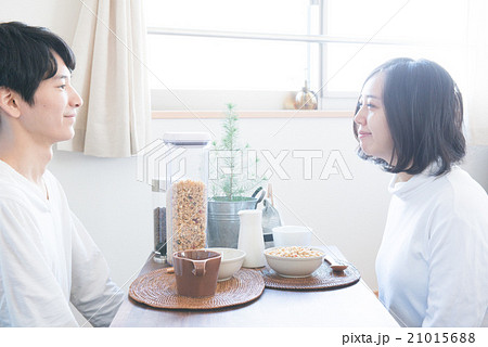 微笑みあうカップル 微笑みあうカップル 21015688