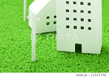 建物と電気の送電網 21015746