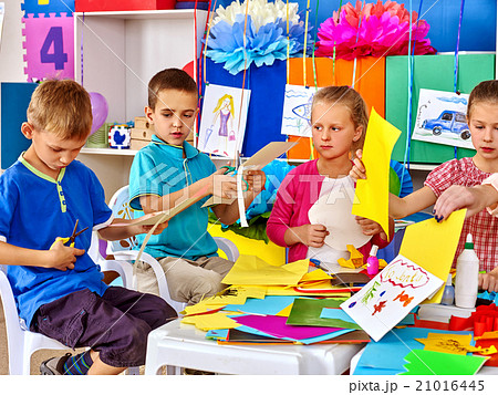 Group kids make applique of colored paper in Group kids make applique of colored paper in 21016445