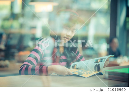 Beautiful attractive woman at the cafe 21016960