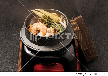 湯気香る山菜釜めし Pot meal of in the steam(kamameshi) 21018023