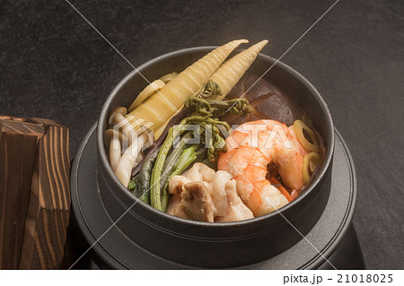 湯気香る山菜釜めし Pot meal of in the steam(kamameshi) 21018025