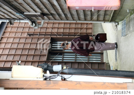 着物女性と古い街並み3 着物女性と古い街並み3 21018374