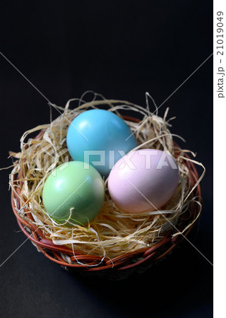 Easter eggs in nest 21019049