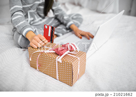 Creative concept for online shopping 21021662