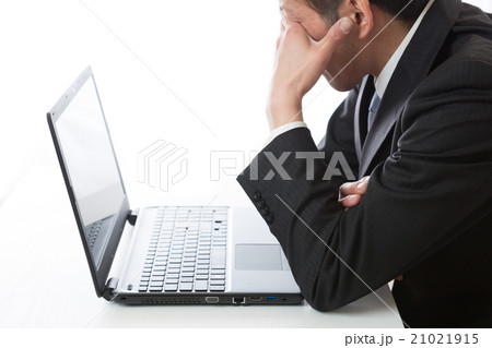 パソコンとビジネスマン 21021915