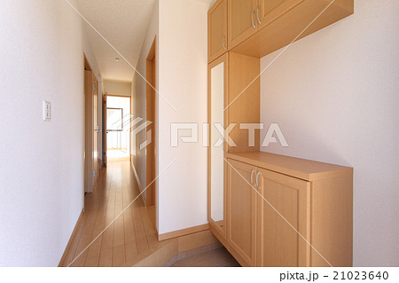 住宅 玄関 下駄箱 廊下 イメージ 施工例の写真素材