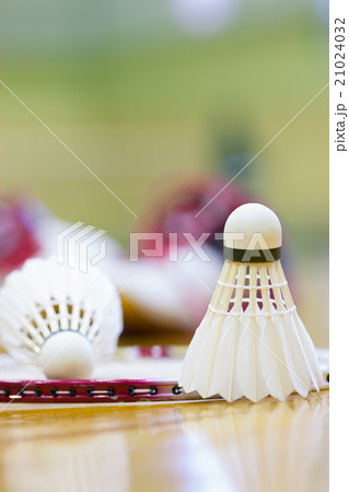 バトミントンのシャトルとラケット 21024032