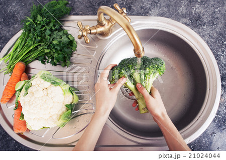 washing vegetables washing vegetables 21024044