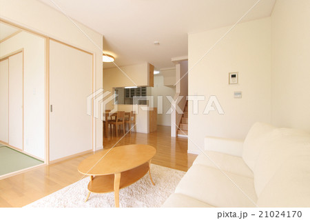 住宅　LDKと奥に和室6帖があるイメージ　ソファー　テーブルあり　施工例 21024170