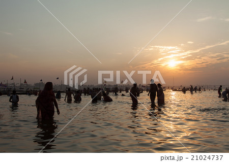 クンブメーラで沐浴する人達 21024737