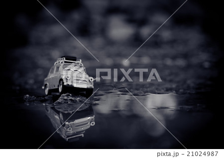 Retro travel car with luggage 21024987