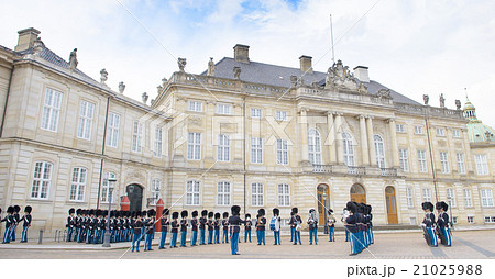 Royal Guard in Amalienborg Castle,Copenhagen Royal Guard in Amalienborg Castle,Copenhagen 21025988