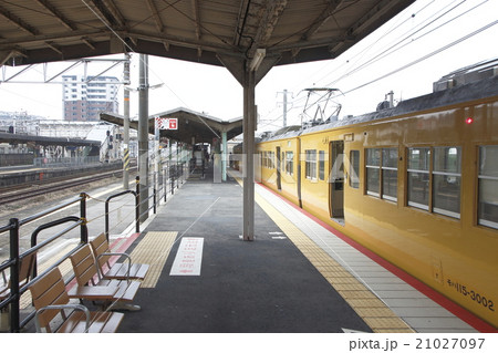 幡生駅に停車中の山陽本線 21027097