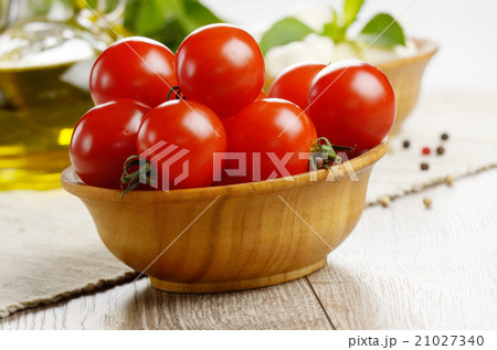 Mozzarella, tomatoes, basil and oil Mozzarella, tomatoes, basil and oil 21027340