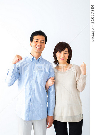 ガッツポーズ　男性と女性　仲良し夫婦　男の人　女の人白背景　ポートレート　バック　コピースペース　 21027384