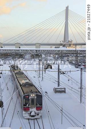 冬の青森駅を発車する津軽線701系(青森⇔蟹田) 冬の青森駅を発車する津軽線701系(青森⇔蟹田) 21027449