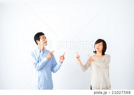 指さしする男性と女性 仲良し夫婦 男の人 女の人白背景 ポートレート バック コピースペース 指さしする男性と女性 仲良し夫婦 男の人 女の人白背景 ポートレート バック コピースペース 21027568