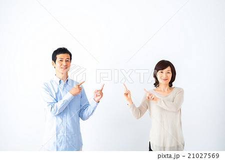 指さしする男性と女性 仲良し夫婦 男の人 女の人白背景 ポートレート バック コピースペース 指さしする男性と女性 仲良し夫婦 男の人 女の人白背景 ポートレート バック コピースペース 21027569