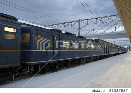 冬の青森駅に停車する寝台急行はまなす号（14系客車） 21027687