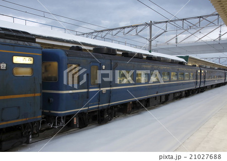 冬の青森駅に停車する寝台急行はまなす号（14系客車） 21027688