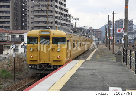 幡生駅を発車する山陽本線 21027761