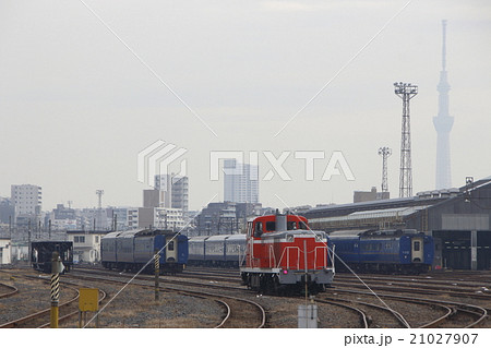 尾久車両センターと休車中の24系寝台車 21027907