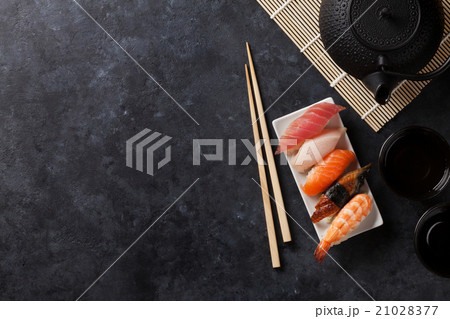 Set of sushi and green tea Set of sushi and green tea 21028377
